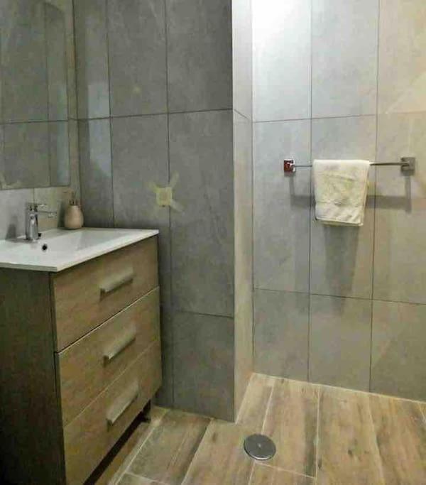 Lovely 2 Bedroom Apartment 2Nd Line To Beach アルビール エクステリア 写真